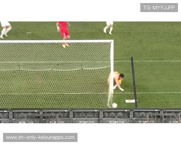 任意球绕过人墙直挂死角，引爆网络讨论——足球场上的神奇瞬间